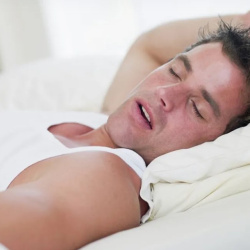 Ортопедическая подушка помогает от храпа